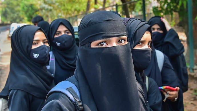 कर्नाटक में हिजाब बैन को लेकर सीएम सिद्धारमैया का आया बड़ा जबाव कहा कि अभी तक ऐसा नहीं किया है 1 IMG 20231223 WA0011