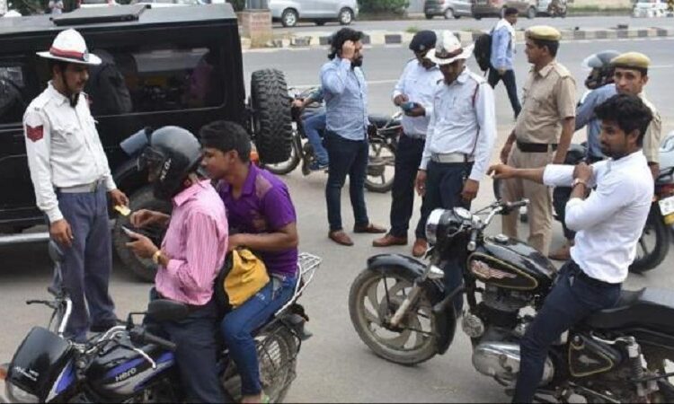 रांची में ट्रैफिक रूल्स तोड़ने वालों के खिलाफ सख्त हुई प्रशासन,ट्रैफिक रूल्स तोड़ने वाले 7,708 लोगों के ड्राइविंग लाइसेंस को किया सस्पेंड