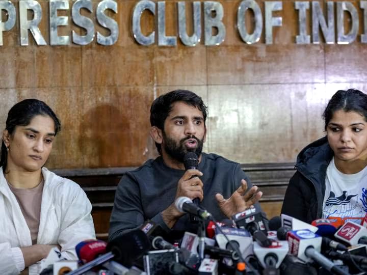 भारतीय कुश्ती महासंघ से निलंबित अध्यक्ष संजय सिंह ने पहलवानों को लेकर दिया बड़ा बयान,कहा-कुछ खिलाड़ी कर रहे हैं राजनीति 1 IMG 20231227 WA0041