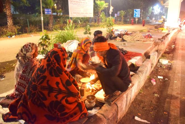 दिल्ली समेत कई राज्यों में आज और कल छाया रहेगा कोहरा,ठंड के वजह से सड़कों पर जीवन-यापन करने वाले लोगों का हुआ बुरा हाल