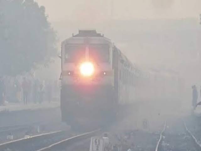 घने कोहरे की वजह से आज भी कई ट्रेनें और फ्लाइट हुई लेट,यात्रियों को परेशानी का करना पड़ रहा है सामना 1 IMG 20231229 WA0004