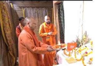 अयोध्या में हो रहे विकास कार्यों का जायजा लेने पहुंचे सीएम योगी,हनुमानगढ़ी में हनुमान जी का किए दर्शन और पूजा पाठ