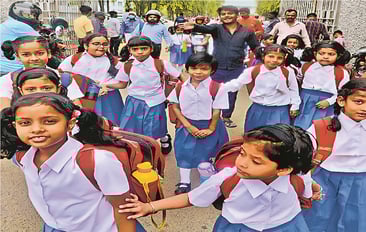 ठंड और कोहरे को देखते हुए बदला गया बिहार के सरकारी स्कूलों का टाइम टेबल,जानिए स्कूल खुलने और बंद करने का समय