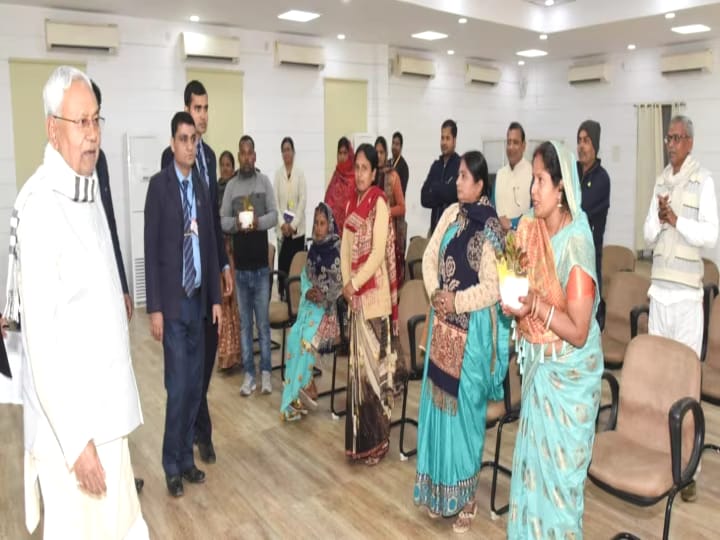 मुखिया,वार्ड सदस्य और सरपंचों ने सीएम नीतीश से की मुलाकात,मानदेय में सम्मानजनक वृद्धि के लिए सीएम ने दी तोहफा 1 IMG 20240107 WA0026