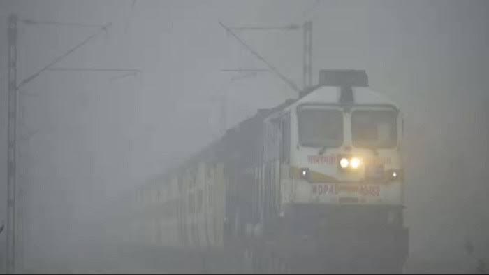 दिल्ली आने वाली लगभग 24 ट्रेनें कोहरे के कारण हुई लेट,मौसम की चपेट में आई रेलवे