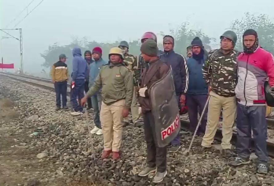 पश्चिम बंगाल में सरकार के खिलाफ रेल पटरियों पर उतरे प्रदर्शनकारी,कई ट्रेनों का परिचालन हुई बाधित 1 IMG 20240119 WA0019
