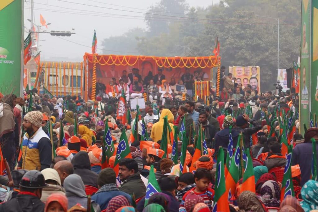 मिलर हाई स्कूल में नहीं मिली जगह तो बीजेपी ने सड़क पर हीं बना दिया मंच,लगा दी कुर्सी 1 IMG 20240124 WA0023