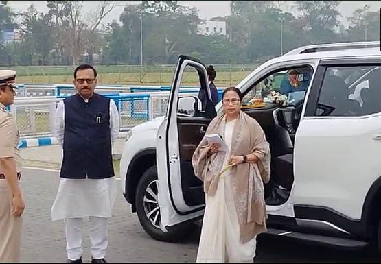 कार एक्सीडेंट हादसे में सीएम ममता बनर्जी के सिर में आई चोट,ड्राइवर ने अचानक लगा दी थी इमरजेंसी ब्रेक