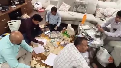 मेट्रो के अधिकारी के यहां से बरामद हुई 100 करोड़ की संपत्ति,40 लाख नकद,2 किलो सोना सहित कई महंगी घड़ियां हुई बरामद