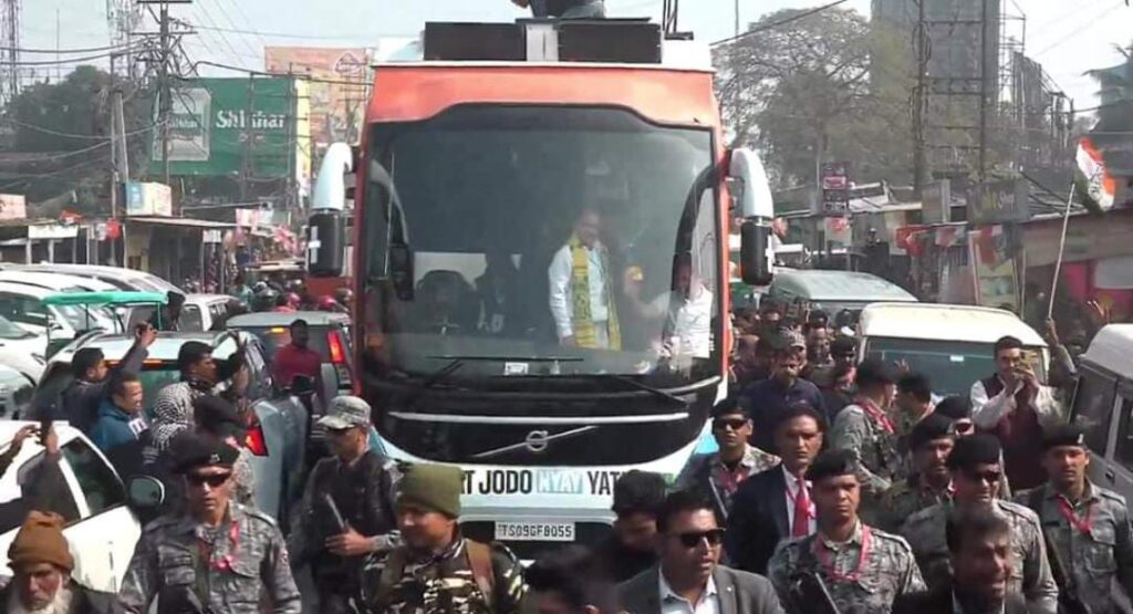 भारत जोड़ो न्याय यात्रा की बंगाल में हुई एंट्री,TMC ने दिखाए पोस्टर,बोले- बंगाल में दीदी काफी है 1 IMG 20240125 WA0026