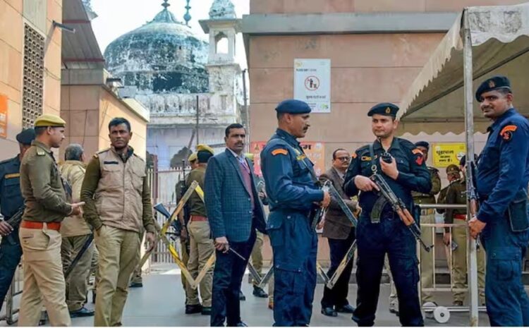 वाराणसी में जुमे की नमाज को लेकर पुलिस हुई अलर्ट,संवेदनशील इलाकों में फ्लैग मार्च कर रही है पुलिस बल