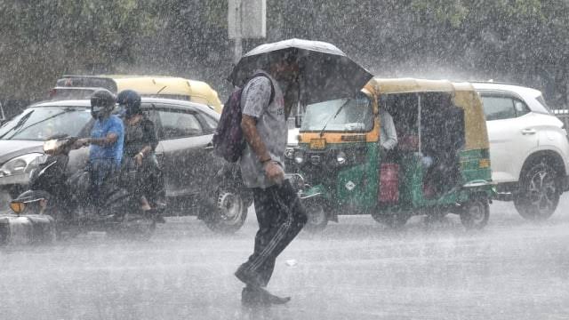 दिल्ली-एनसीआर में हुई बारिश ने मौसम का बदला मिजाज,आज से खत्म हुई ठंड