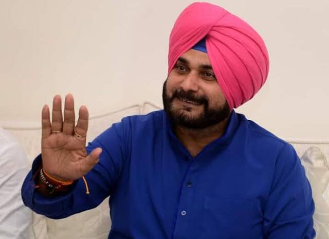 पंजाब इलेक्शन कमिटी की बैठक से नदारद रहने वाले नवजोत सिंह सिद्धू को कांग्रेस ने जारी किया कारण बताओ नोटिस