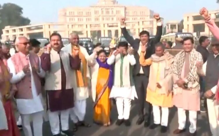 अयोध्या जाने के दौरान योगी के विधायकों ने लगाए जय श्री राम के नारे,आज रामलला का करेंगे दर्शन