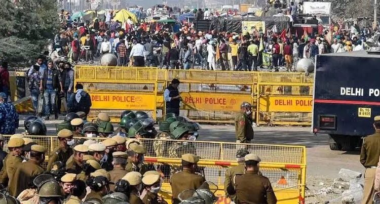 किसानों के ‘दिल्ली चलो’ मार्च के चलते प्रशासन ने उठाया बड़ा कदम,किसानों को रोकने के लिए लगाया विशालकाय बैरिकेड और नुकीली कीलें