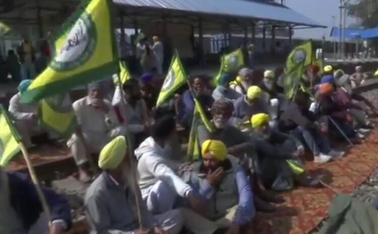 पंजाब में आज किसानों ने रेल ट्रैक को किया जाम,सिंघू और टिकरी बॉर्डर पर आवाजाही हुई प्रभावित