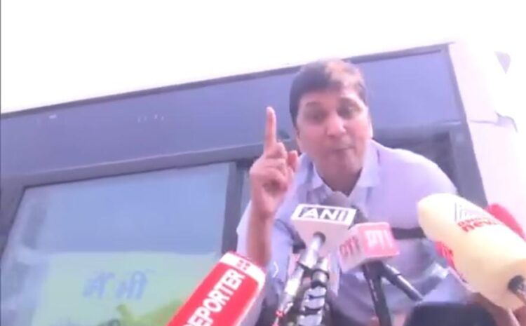  धरने पर बैठे आम आदमी पार्टी के कार्यकर्ता,पुलिस ने कई नेताओं को हिरासत में लिया