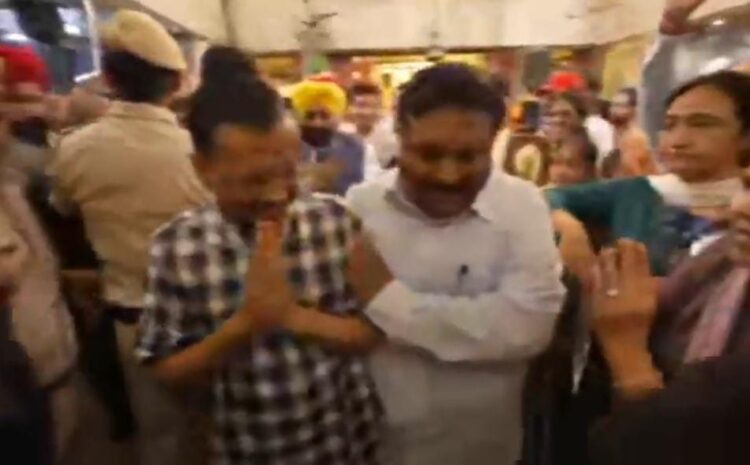 हनुमान मंदिर में पूजा-अर्चना के लिए पहुंचे सीएम केजरीवाल,पत्नी सुनीता केजरीवाल भी हैं साथ