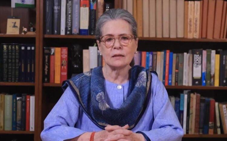 मतदान के बीच सोनिया गांधी का बड़ा ऐलान,महालक्ष्मी योजना के तहत महिलाओं को हर साल देंगे एक लाख रुपये
