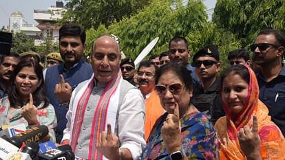 भाजपा प्रत्याशी राजनाथ सिंह ने सपरिवार डाला वोट,400 सीट जीतने का किया दावा