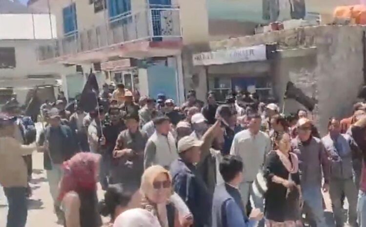 कंगना रनौत को कांग्रेस कार्यकर्ताओं ने दिखाए काले झंडे,जमकर हुई नारेबाजी