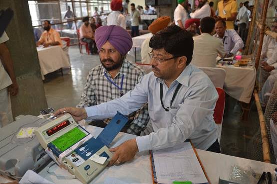 कई जगहों पर ईवीएम ने की बेवफाई,घंटो से लाइन में खड़े हैं लोग
