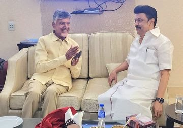 दिल्ली एयरपोर्ट पर स्टालिन और चंद्रबाबू नाडयू की हुई मुलाकात,सियासत हुई तेज
