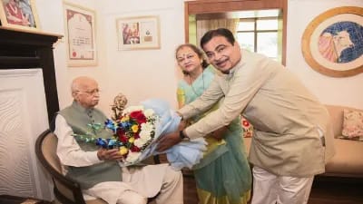मंत्रालय का कार्यभार संभालने के बाद गडकरी ने आडवाणी और जोशी से लिया आशीर्वाद