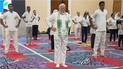 पीएम मोदी ने आज श्रीनगर में किया योगाभ्यास,बोले-जम्मू-कश्मीर योग साधना की भूमि है
