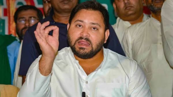 तेजस्वी यादव ने नीतीश सरकार पर साधा निशाना,कहा-बधाई हो!𝟗 दिन में केवल 𝟓 पुल ही गिरे हैं..
