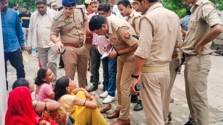 हाथरस मामले में पुलिस को नहीं मिले कोई सबूत,बाबा की पूरी कुंडली खंगालने में जुटे अधिकारी