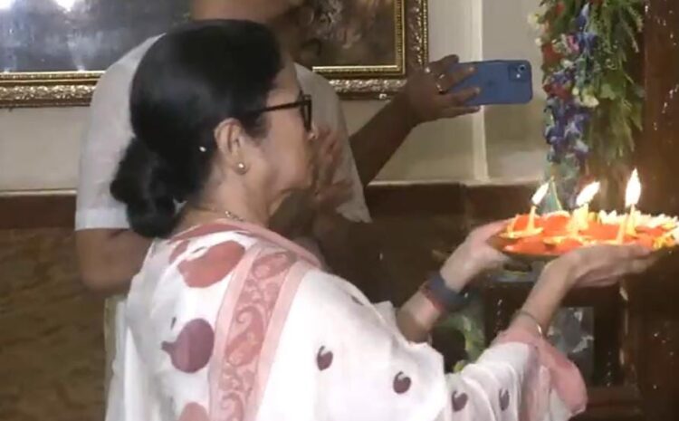 कोलकाता के इस्कॉन मंदिर में आज ममता बनर्जी ने की पूजा-अर्चना,लोगों को भगवान जगन्नाथ रथ यात्रा के अवसर पर दी बधाई