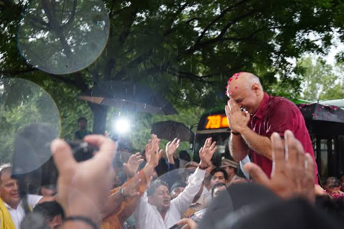 सिसोदिया ने पत्नी के साथ चाय पीते हुए आज शेयर की तस्वीर,11 बजे आप कार्यकर्ताओं को करेंगे संबोधित 1 1000367840