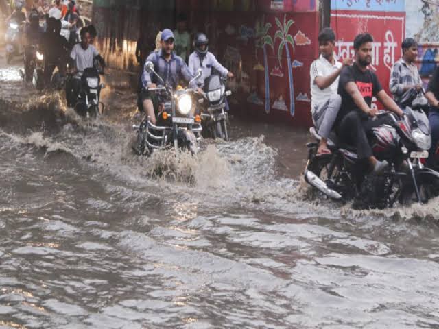 बिहार के इन जिलों में भारी वर्षा और वज्रपात की चेतावनी हुई जारी,मौसम विभाग का बड़ा अलर्ट आया सामने 1 1000367875