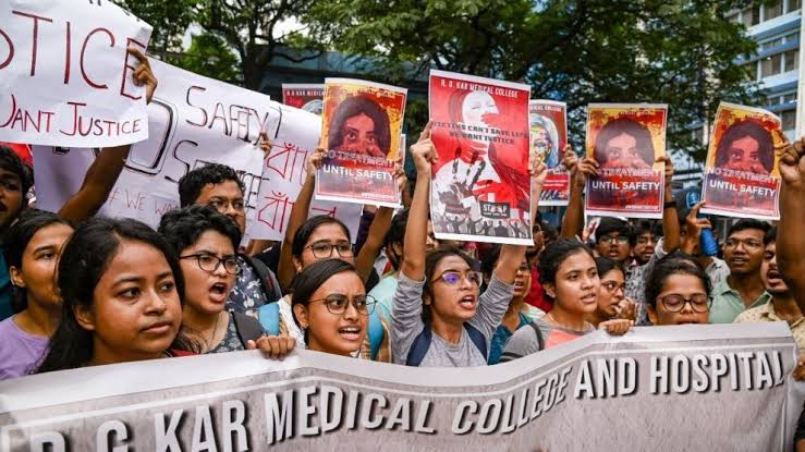ट्रेनी महिला डॉक्टर मामले में प्रिंसिपल ने अपने पद से दिया इस्तीफा,सड़को पर उतरे जूनियर डॉक्टर 1 1000369290
