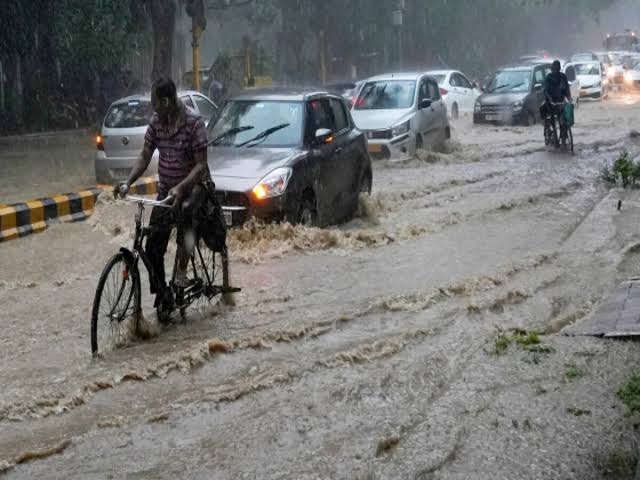 देश के इन 22 राज्यों में अगले सात दिनों तक होगी बारिश,कई शहरों में भारी बारिश के वजह से सड़कों पर लगा पानी 1 1000369811