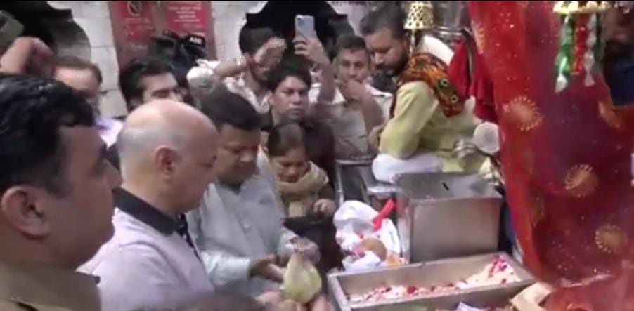 दिल्ली के सबसे प्राचीन कालकाजी मंदिर पहुंचे सिसोदिया,मां कालका का लिया आशीर्वाद,कहा-जल्द बाहर आएंगे केजरीवाल 1 1000372476 1