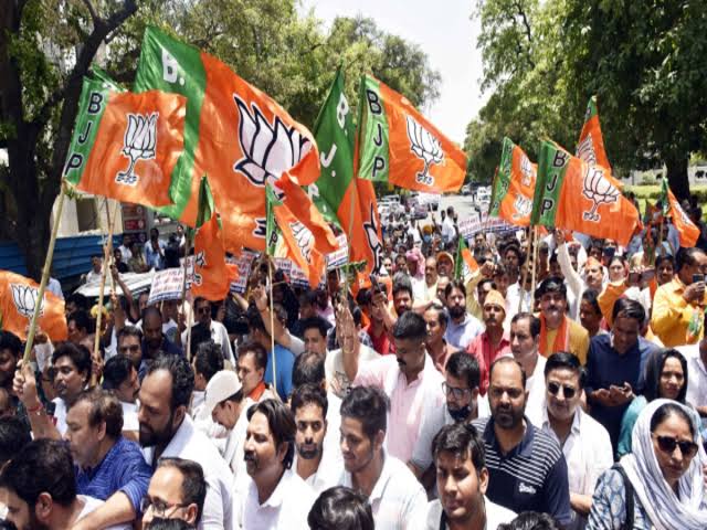 शिक्षक भर्ती मामले में कोर्ट के आदेश पर बोले राहुल गांधी,बीजेपी सरकार सही मायने में युवाओं की दुश्मन है.. 1 1000372565