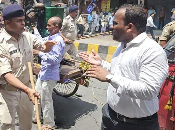 प्रदर्शनकारी समझ कर एसडीएम साहेब पर हीं पुलिस ने कर दिया लाठीचार्ज,पटना में आज खूब हुआ ड्रामा 1 1000376200