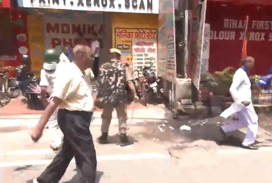 पटना में प्रदर्शनकारियों पर खूब चली लाठियां,सरकार के खिलाफ जमकर हुई नारेबाजी 1 1000376214