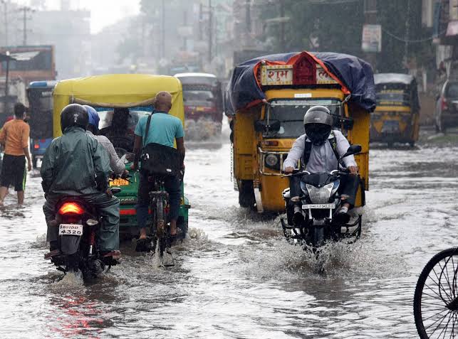 इन राज्यों में आज चलेंगी 70 किमी प्रति घंटे की रफ्तार से हवाएं,बिहार समेत कई राज्यों में होगी भारी बारिश 1 1000376975