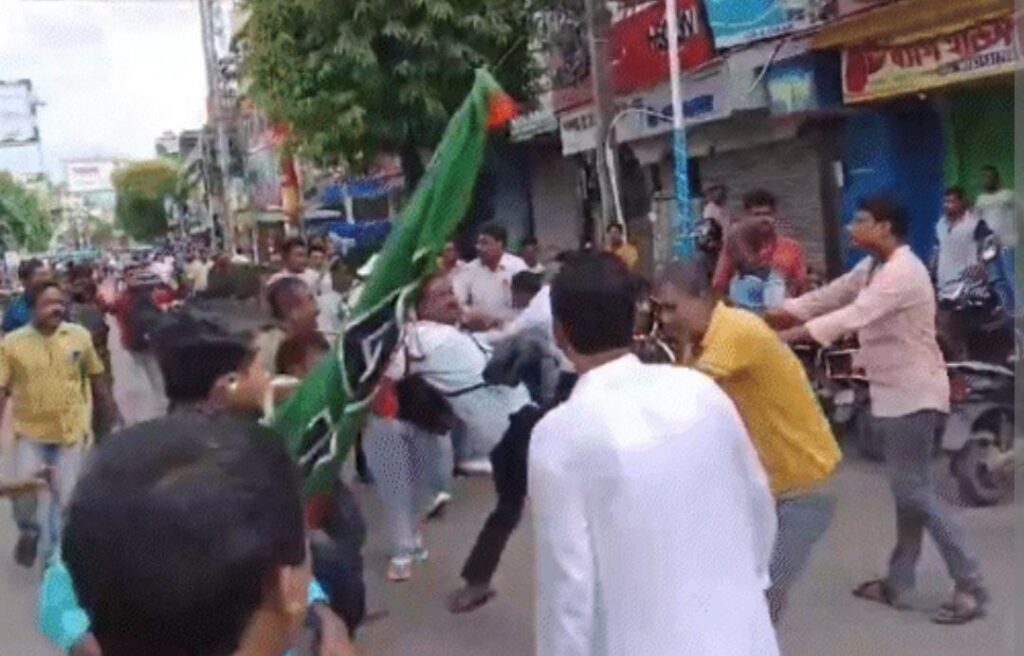 बीजेपी और टीएमसी कार्यकर्ता हुए आमने-सामने,बंगाल बंद के दौरान आज दिखा गजब का नजारा 1 1000380752