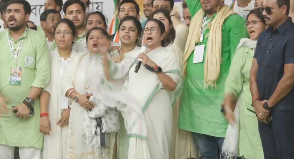1 लाख हिंदुओं को पलायन के लिए ममता बनर्जी ने किया मजबूर,बीजेपी ने लगाई गंभीर आरोप 1 1000380791 1