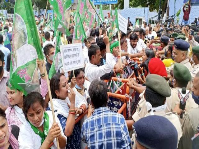 आरजेडी कल पूरे बिहार में करेगी धरना प्रदर्शन,ओबीसी,एससी और एसटी के लिए 65% आरक्षण को लेकर बोले तेजस्वी यादव 1 1000382211