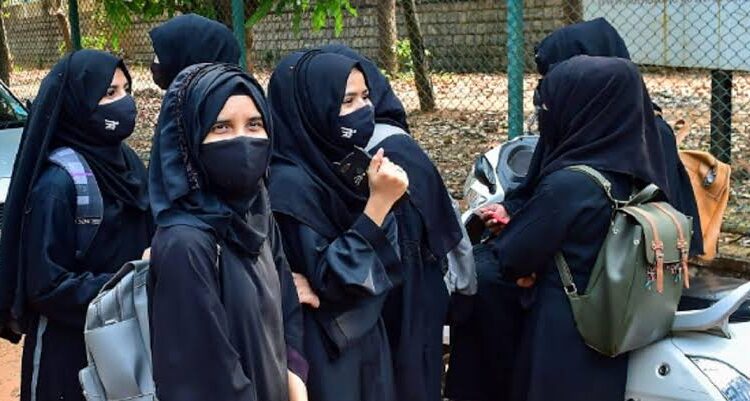  हिजाब मामले में सुप्रीम कोर्ट जल्द करेगा सुनवाई,मुंबई कॉलेज से जुड़ा हुआ है मामला