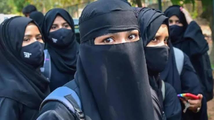 हिजाब से जुड़ी महत्वपूर्ण याचिका पर आज होगी सुनवाई,हटाया जा सकता है हिजाब-नकाब और बुर्के पर लगा बैन