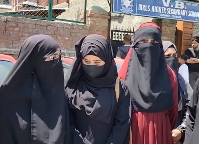 नकाब और हिजाब मामले में बोला सुप्रीम कोर्ट-कॉलेज में बुर्का पहनने की नहीं दी जा सकती है इजाजत