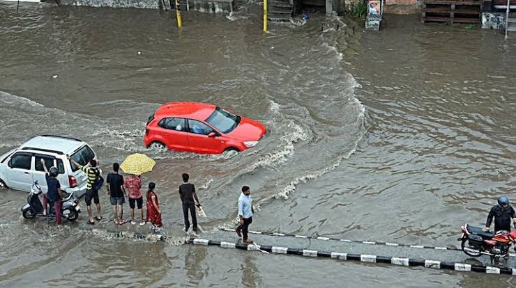 देश के इन 22 राज्यों में अगले सात दिनों तक होगी बारिश,कई शहरों में भारी बारिश के वजह से सड़कों पर लगा पानी