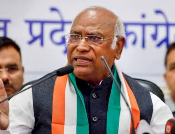 स्वतंत्रता दिवस पर मल्लिकार्जुन खरगे ने मोदी सरकार पर साधा निशाना,कहा-संवैधानिक संस्थाओं को सरकार ने कठपुतली बना दिया है..