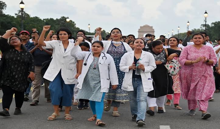  प्रदर्शन कर रहे डॉक्टरों की मांग को मान ली केंद्र सरकार,वापस काम पर लौटने का किया अनुरोध